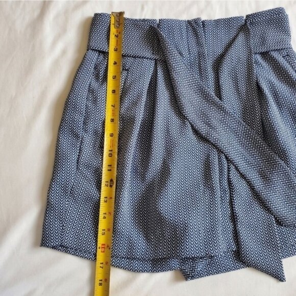 Blue pattern printed tie belt high waisted shorts - Picture 5 of 6